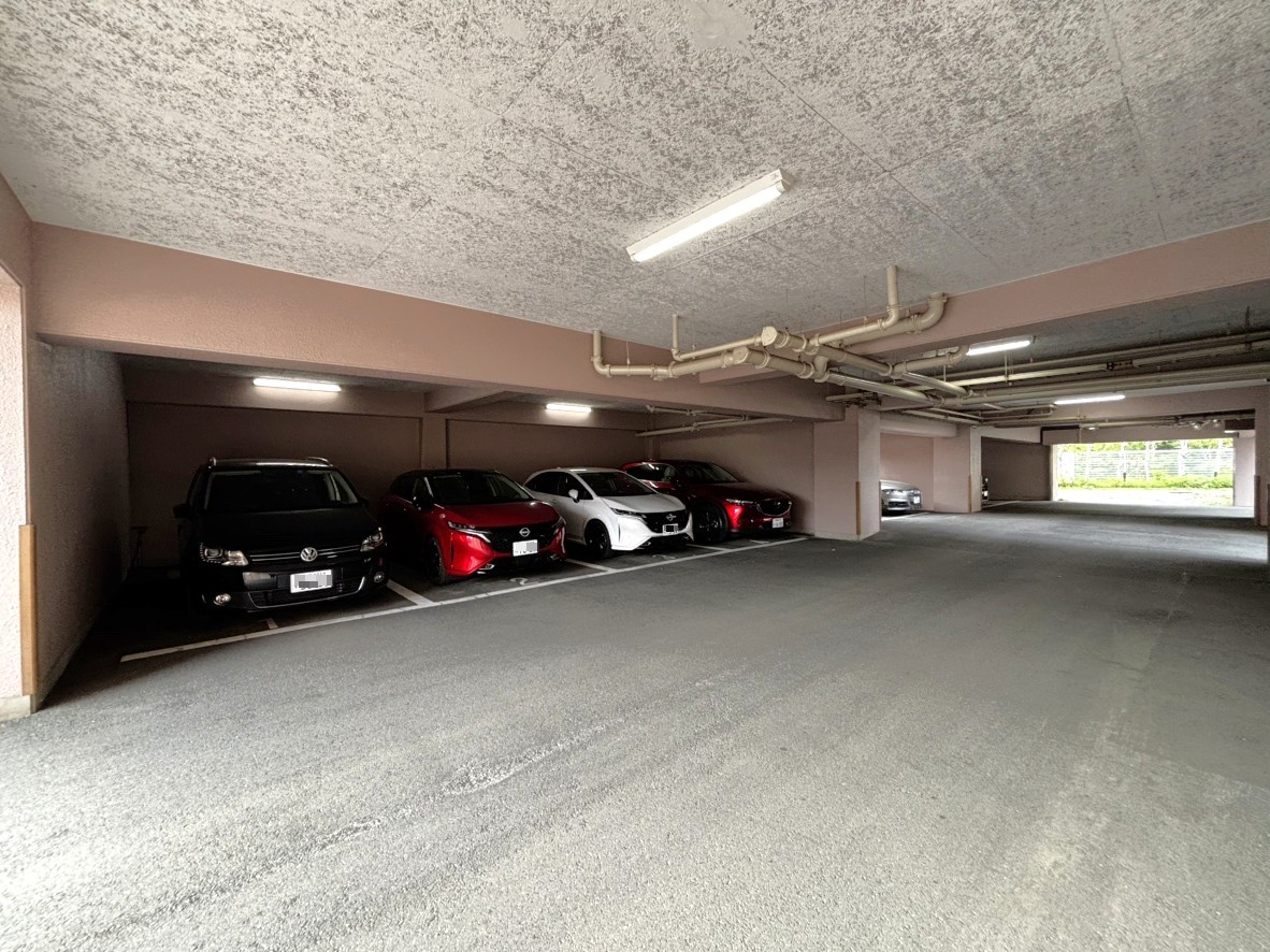 【駐車場】マンション敷地内に駐車場が設けられています。天候に左右されることなく乗降していただけます。使用料金や現在の空き状況など、詳細については、直接お問い合わせください。