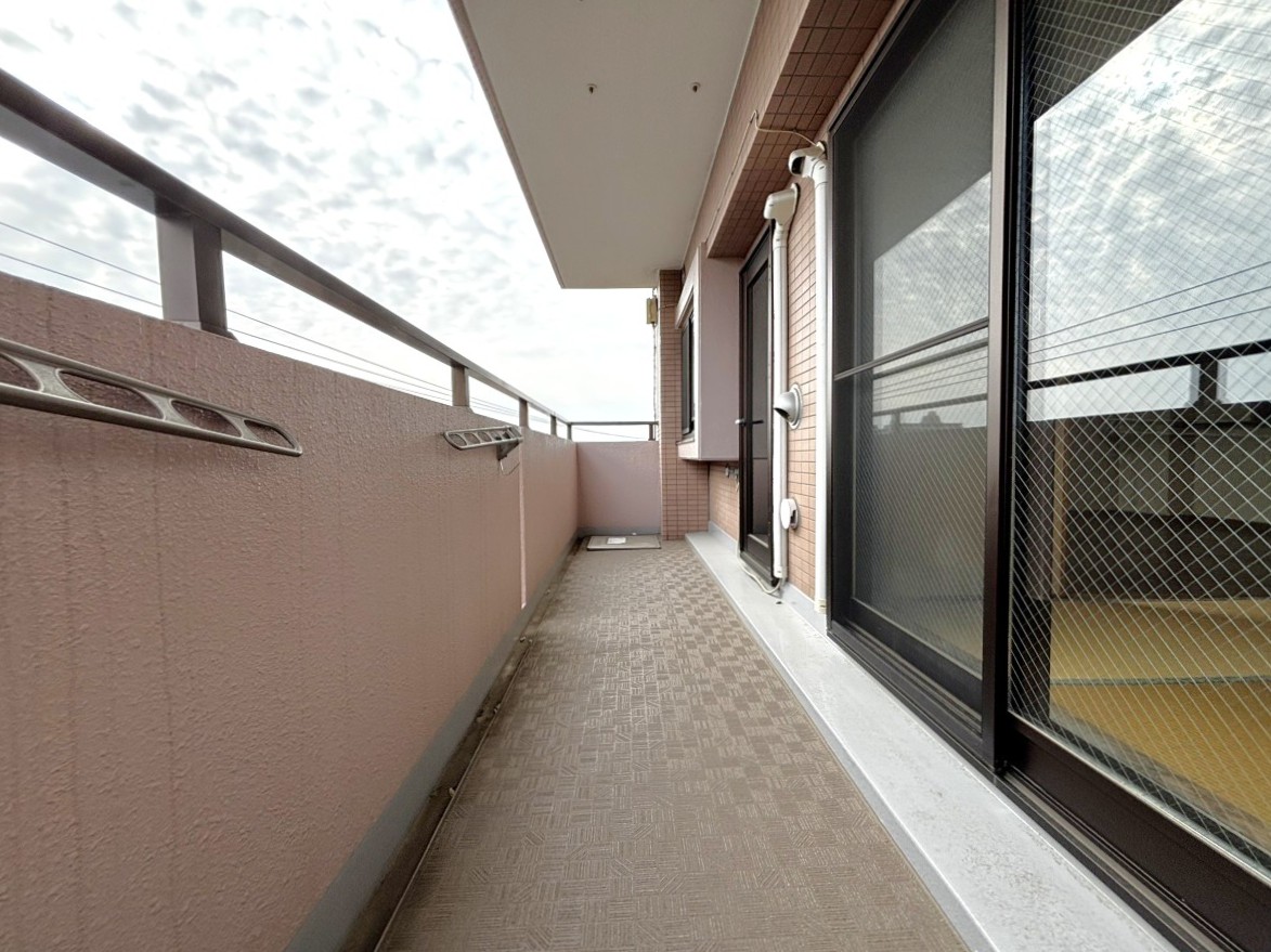 【バルコニー】南西向きのため、夕方まで室内へたっぷりの陽光が差し込みます。横幅があるので、布団や洗濯物を同時にゆったりと干すことができます。