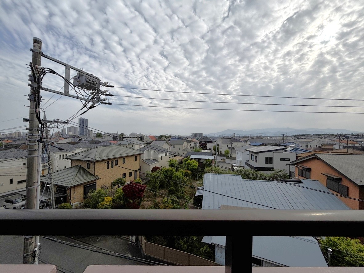 【バルコニーからの眺望】バルコニー前面は周囲の建物と距離があります。周辺には高い建物がなく、陽当り・眺望良好です。※眺望は将来に渡って保証するものではありません。