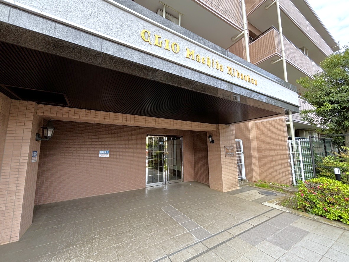 【エントランス】共用部は、明和地所コミュニティ(株)による日勤管理です。防犯対策に配慮されたオートロック付き。宅配ボックスが設けられているため、在宅・不在に関わらず荷物の受け取りが可能です。