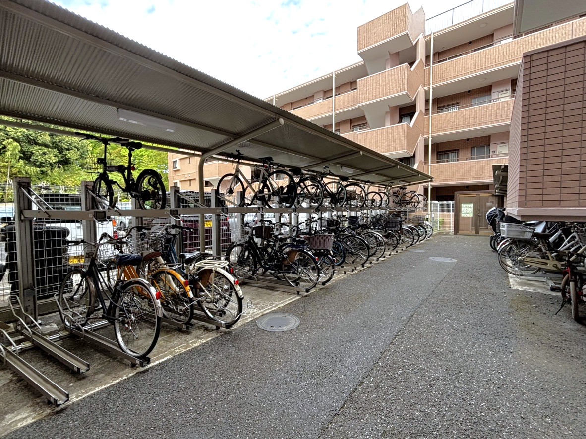 【駐輪場】雨風や汚れが気になりにくい屋根付きの駐輪場です。自転車置場は綺麗に整頓されています。ご利用には別途費用が掛かります。