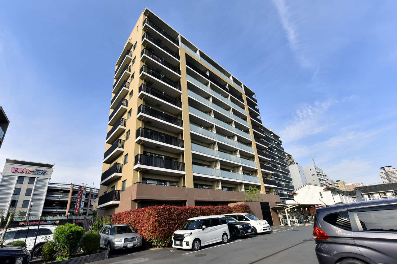 【現地外観写真】京王電鉄京王線「聖蹟桜ヶ丘」駅まで徒歩7分。穏やかな住環境ながらも、買い物施設や保育園・小学校、公園などの生活利便施設が徒歩9分圏内に点在するロケーション。