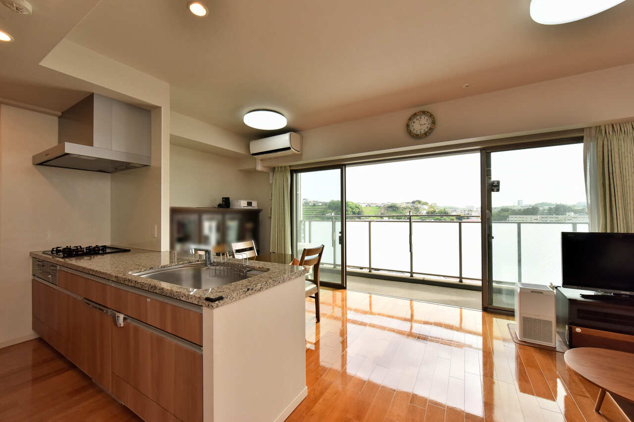 【キッチン】セミオープンスタイルのカウンターキッチンです。ダイニング側と対面ですので、作った料理や使い終わった食器などを運ぶのに便利です。