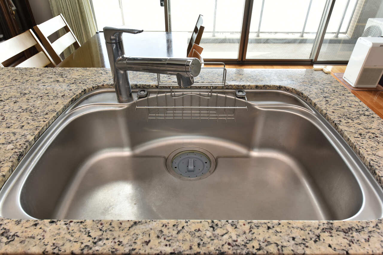 【キッチン】シンクにはディスポーザーが搭載されていますので、忙しいご家族の家事負担を軽減します。