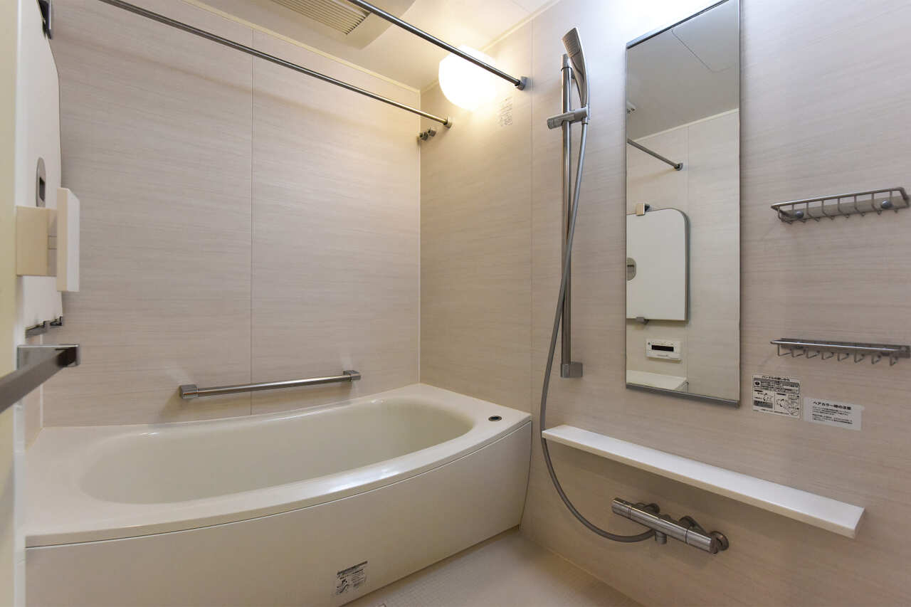 【浴室】時間帯や天候を気にせず洗濯物を乾かせる、浴室乾燥機が設置されています。暖房機能が備わっており、冬のヒートショック対策にも役立ちそうです。