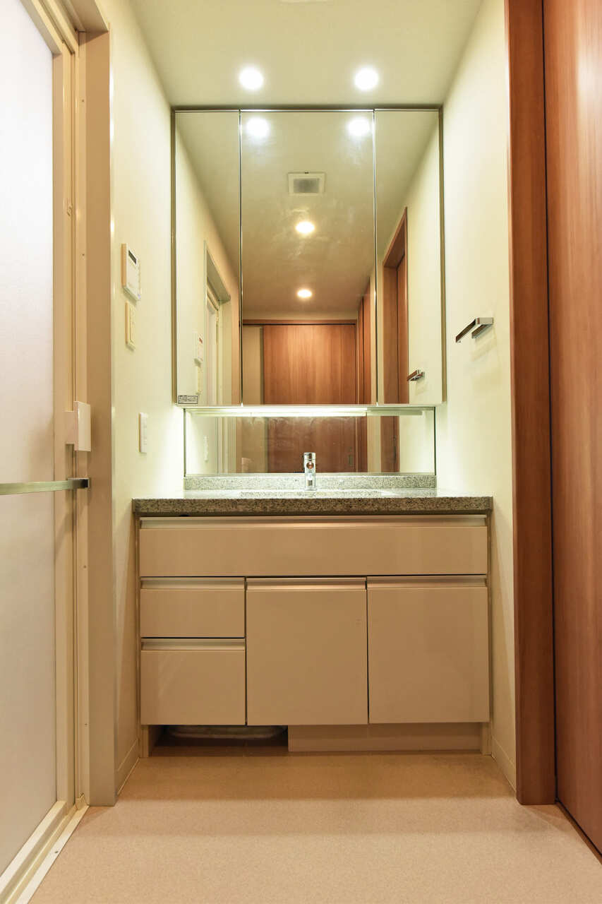 【洗面台】三面鏡とミドルミラー付きの洗面化粧台が採用されています。鏡裏・ボウル下に収納スペースが確保されており、洗面周りをすっきりと保つことができます。