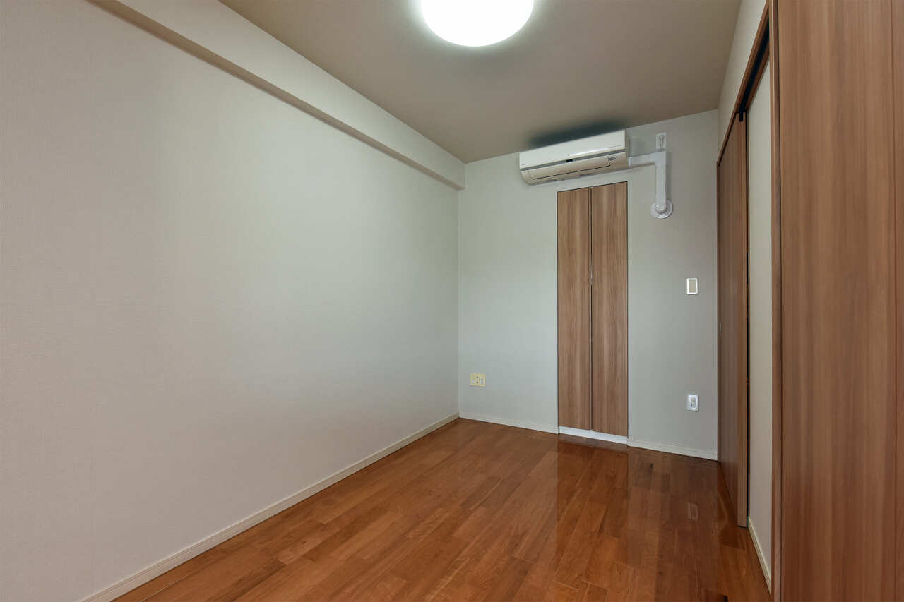 【南側洋室(約5.0帖)】収納スペースも確保され、収納家具は最低限に、居住スペースを広く使えます。