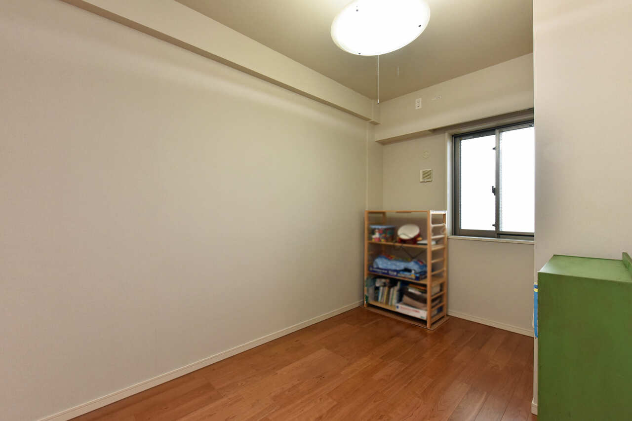 【北側洋室(約5.0帖)】採光部分は腰高窓なので、家具の配置がしやすく、壁面を活かしたレイアウトが可能です。