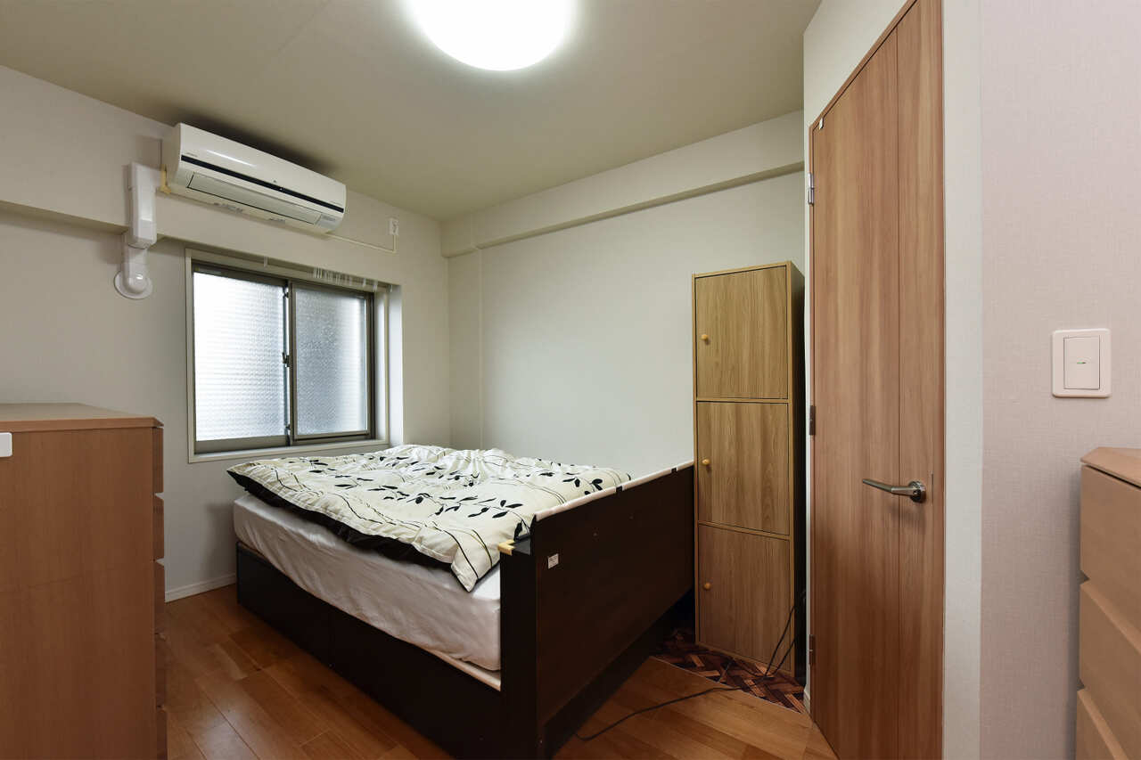 【洋室(約6.2帖)】WICが備わった洋室です。独立性が高いため、プライベートな時間をすごす『主寝室』としての利用にもおすすめです。