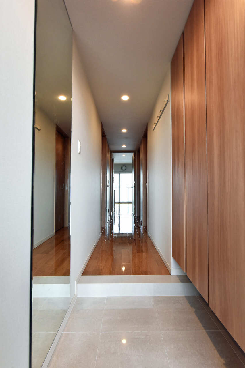 【玄関】フロートタイプのシューズボックスには、ご家族分の靴をたっぷり収納可能。玄関周りをすっきりと保つことができそうです。