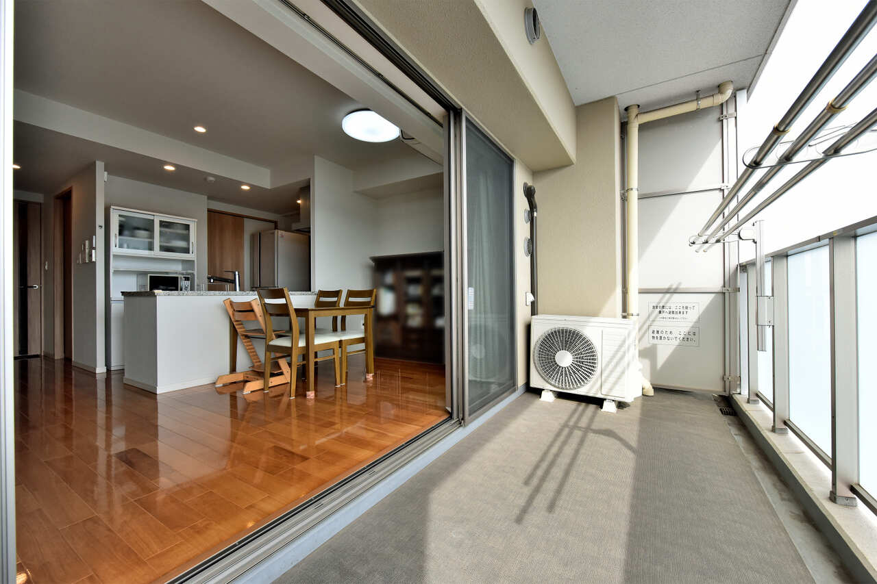 【バルコニー】南向きバルコニーに面した大きな窓から、暖かな日差しが降り注ぎます。