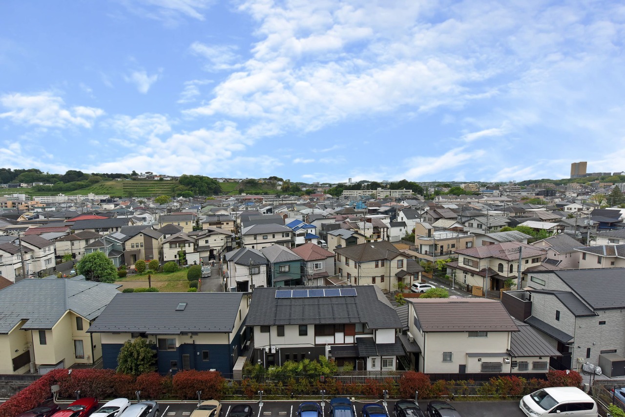 【住戸からの眺望】南側は低層住居専用地域のため、開放的な眺望が広がります。※眺望は将来に渡って保証するものではありません。