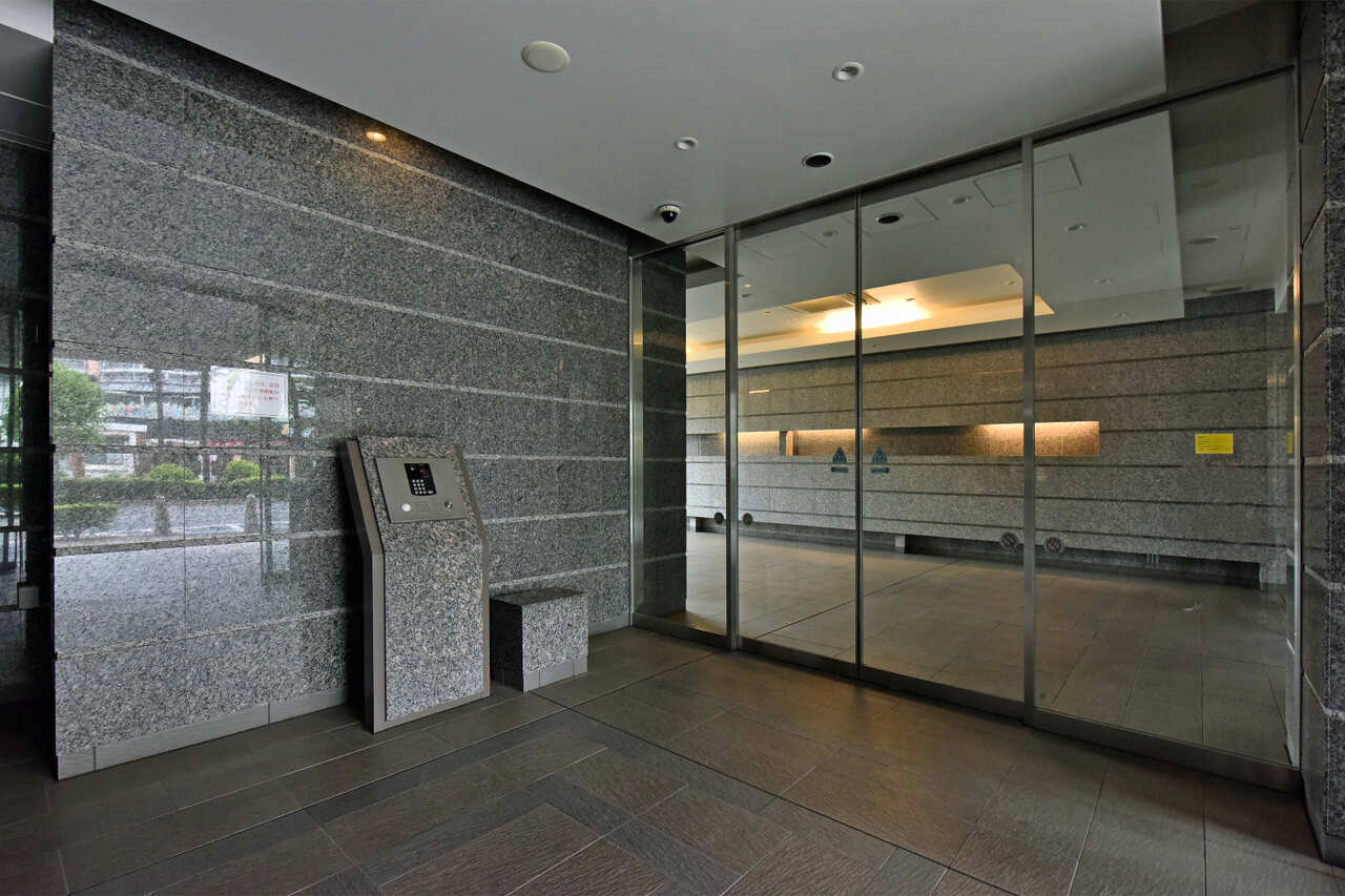 【エントランス】セコムによる24時間セキュリティシステムやオートロックが採用され、防犯面に配慮されたマンションです。24時間ゴミ出し可能なため、室内の清潔感を保てます。