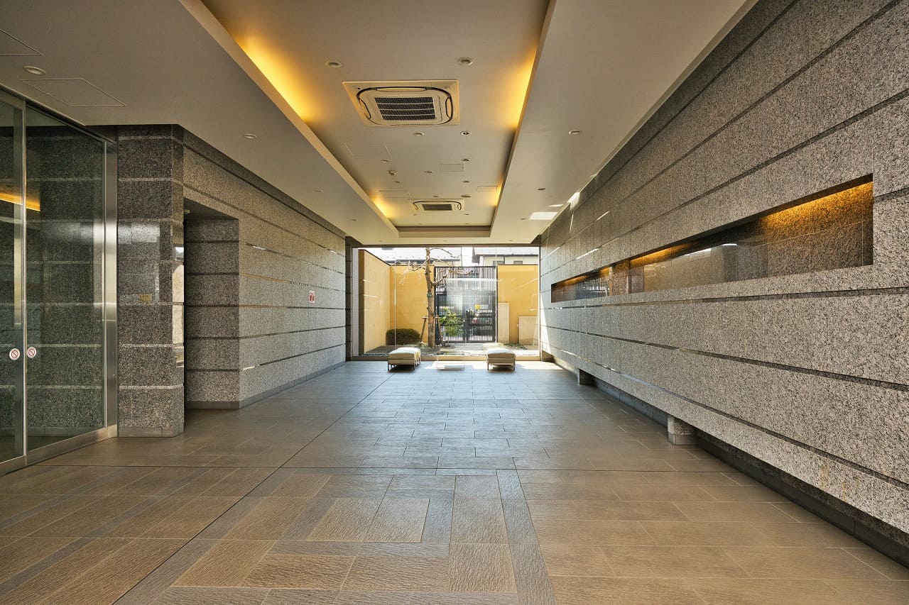 【エントランスロビー】間接照明が落ち着きのある空間を演出する、ホテルライクなエントランスロビー。ご家族やゲストとの待ち合わせ場所にも役立ちます。