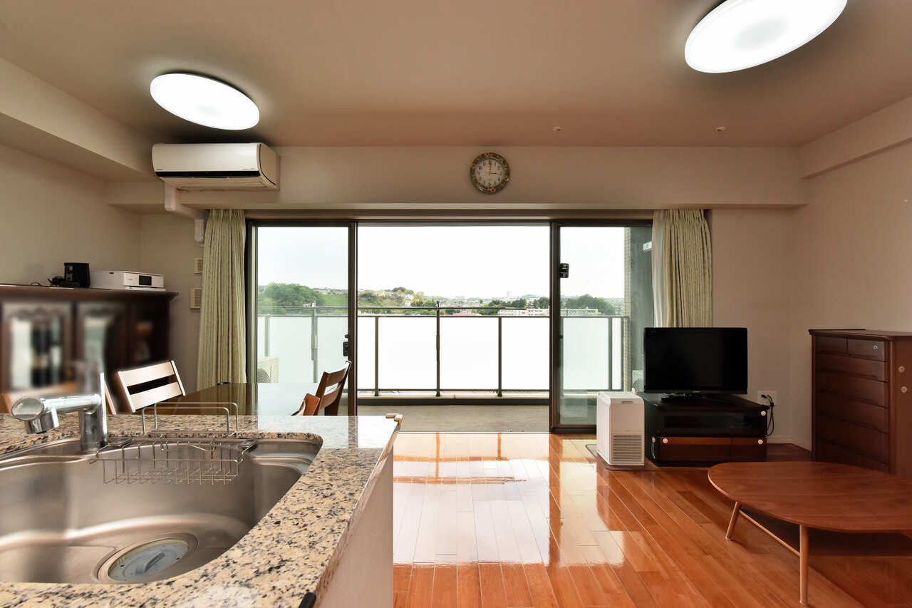 【LD(約12.7帖)】ダイニングセットやソファーなど、大きな家具も配置しやすい広さ。ゆったりとご家族団らんのひと時をお過ごしいただけます。