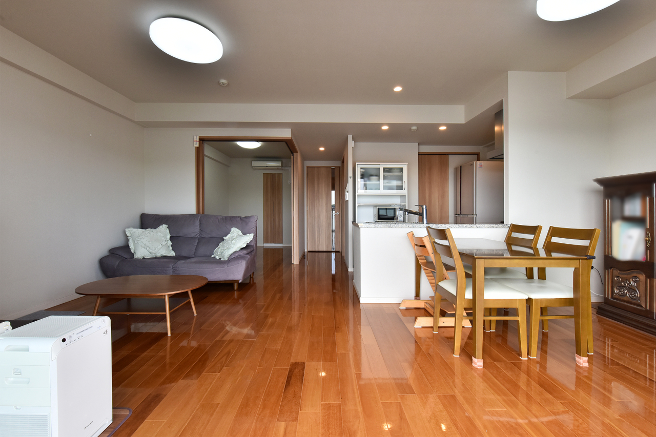 【LD(約12.7帖)】ナチュラルな内装が印象的な住空間。冬の冷え込む時期に重宝する、床暖房が設置されています。埃が舞い上がりにくく、お子様やペットにも優しい設備です。