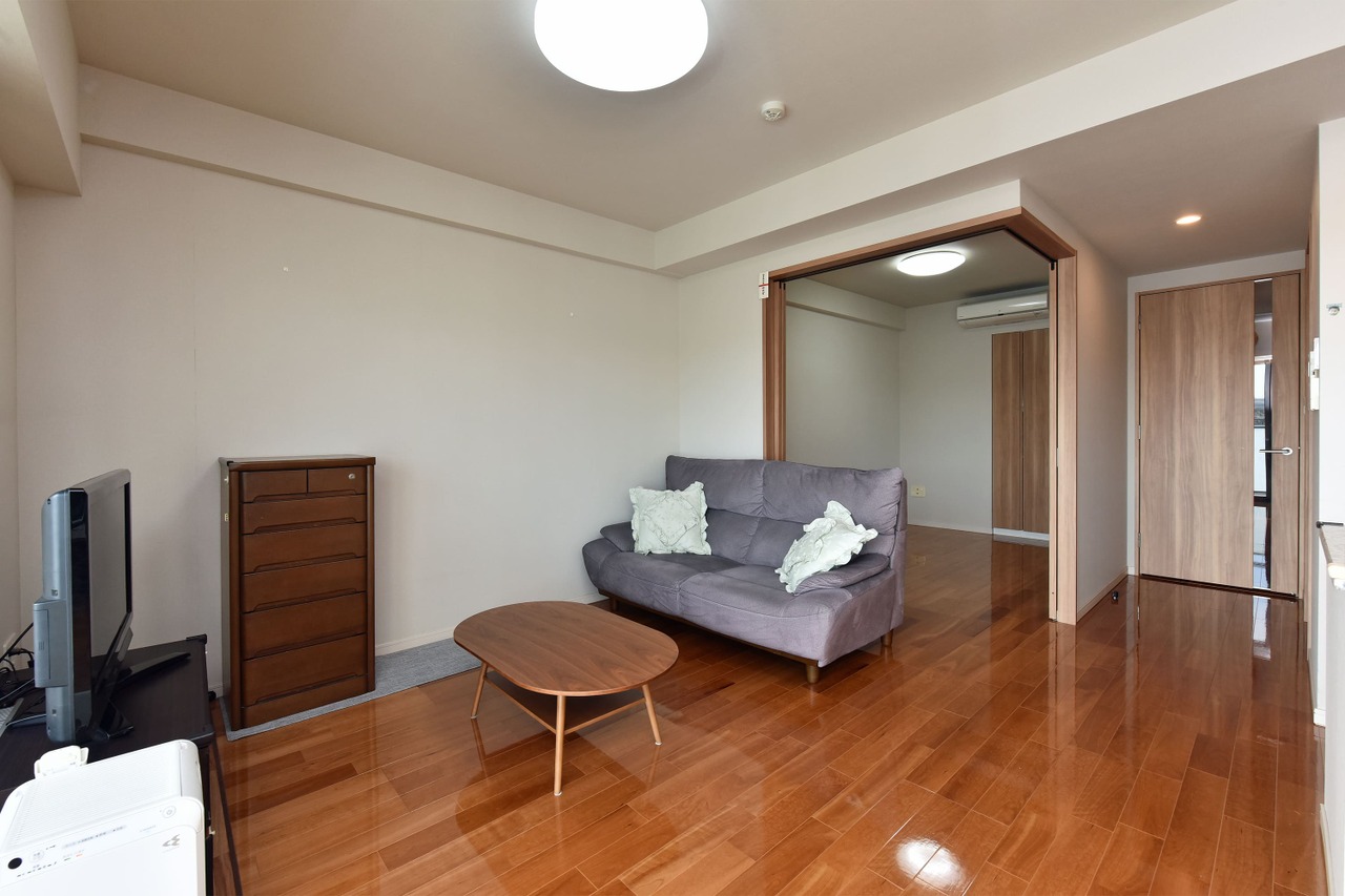 【LD(約12.7帖)】洋室の戸を開ければLDの延長として利用でき、開放感が生まれます。お子様のプレイルームやお昼寝場所におすすめ。来客時は戸を閉めて隠すことができます。