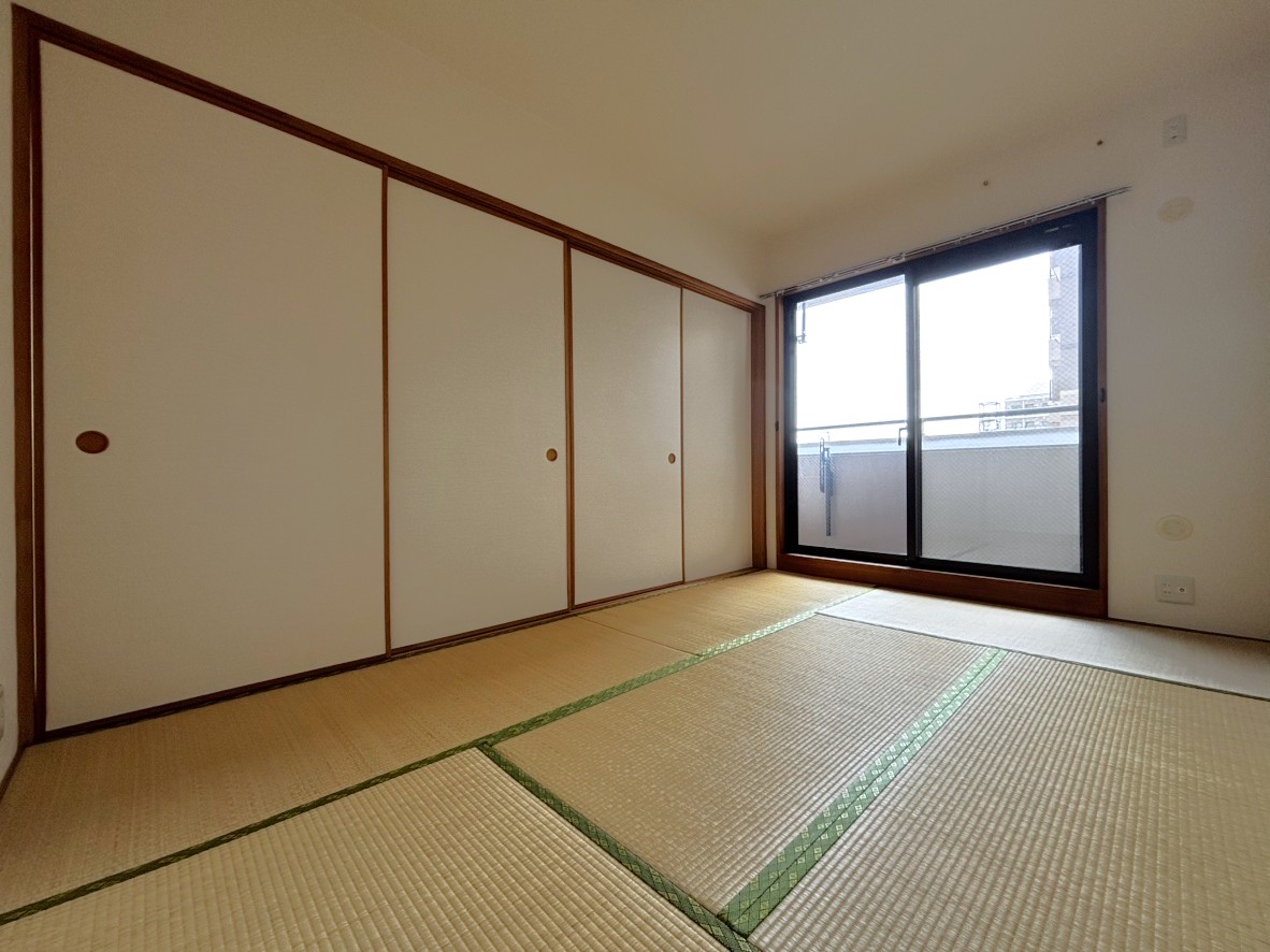 【和室/約6帖】南西側の掃き出し窓から光が差し込む、明るい和室。客間や寝室、リビングの延長としてなど、多目的に活用可能です。寝具や座布団を収納できる押入あり。