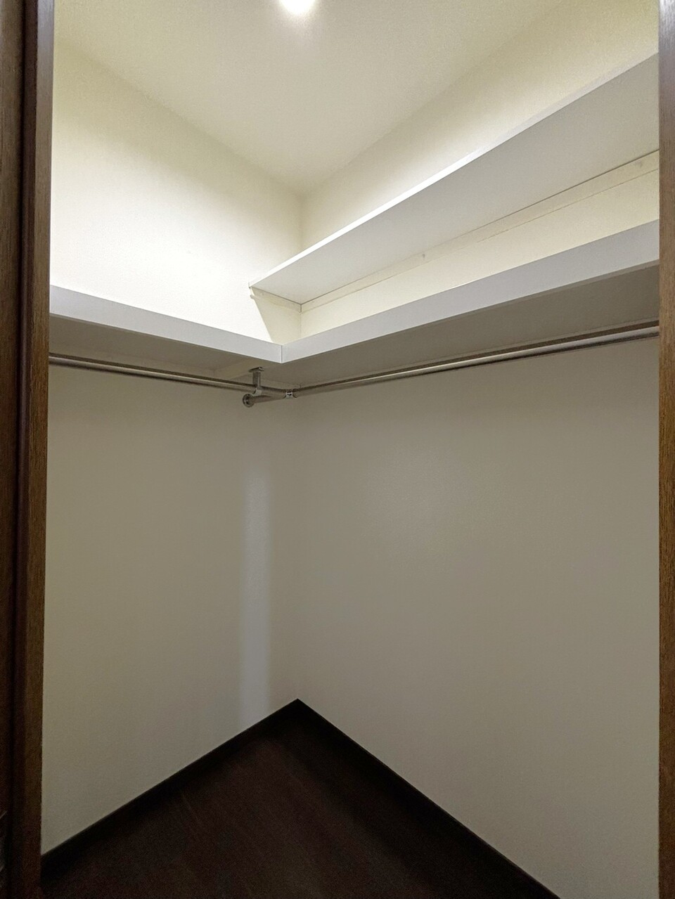 【WIC/洋室(約6.8帖)】衣類はもちろん、季節外の寝具や家電などもすっきりと仕舞えます。ハンガーパイプ付きのため、丈の長い服も保管しやすいです。