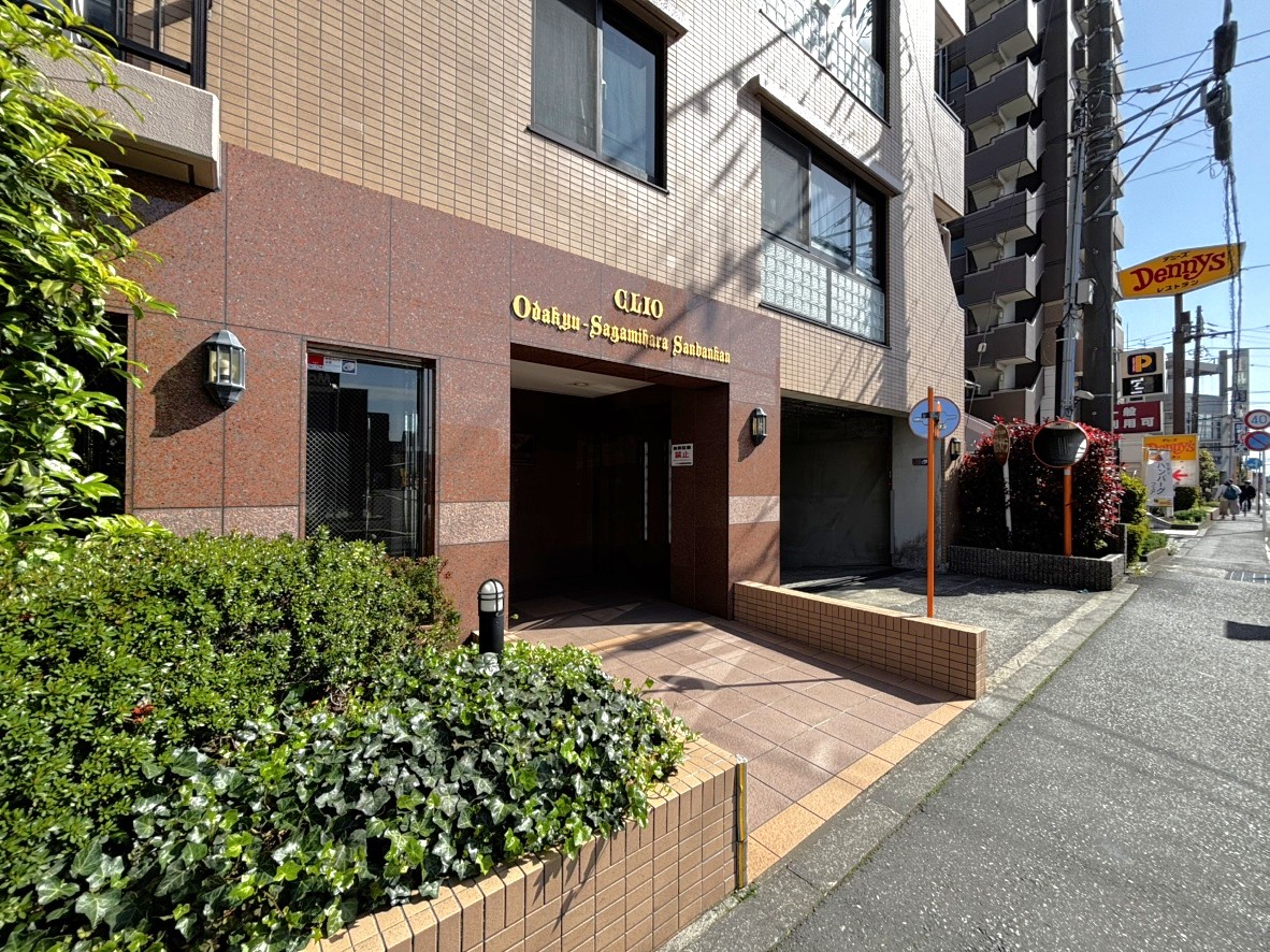 【エントランス】座間市立相模が丘小学校まで徒歩10分。毎日の通学負担が少なめで、子育て世帯にもうれしい立地です。最寄り駅までの道のりは平坦なため、自転車や徒歩での移動もスムーズに行えます。