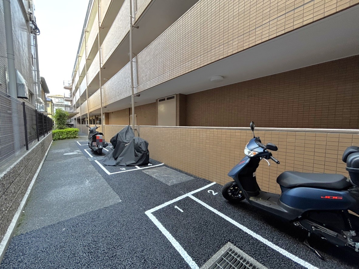 【バイク置場】アスファルト舗装されており、バイクの移動や出し入れをスムーズに行えます。詳しくは、お気軽にお問い合わせください。