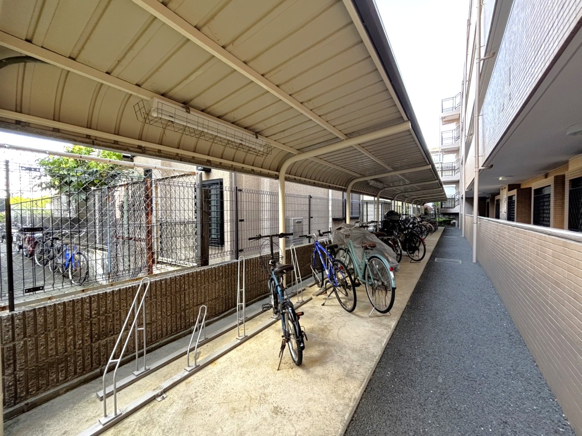 【駐輪場】サイクルラックが設置されており、自転車を出し入れしやすいです。屋根付きのため、雨天時にもスムーズに乗り降り可能。詳細は、お問い合わせください。