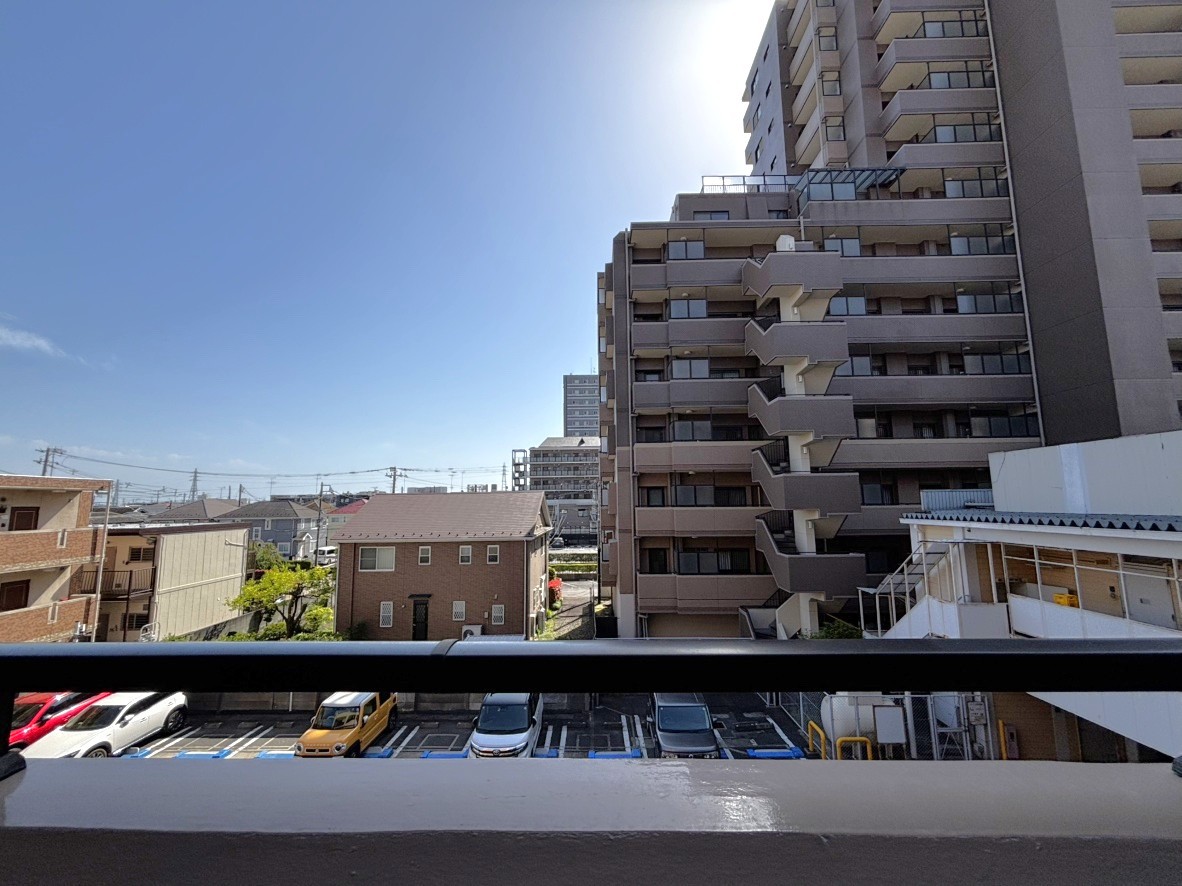【眺望】晴天時には、気持ちのよい青空を望めます。住戸南西側は駐車場に面しており、採光・通風が確保しやすいです。※眺望は将来に渡って保証するものではありません。