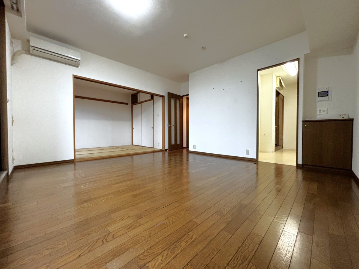 【LD/約11.4帖】隣接する和室と合わせて、約17.4帖の空間として一体利用可能です。収納スペースがあり、日用品や掃除道具などを仕舞えます。