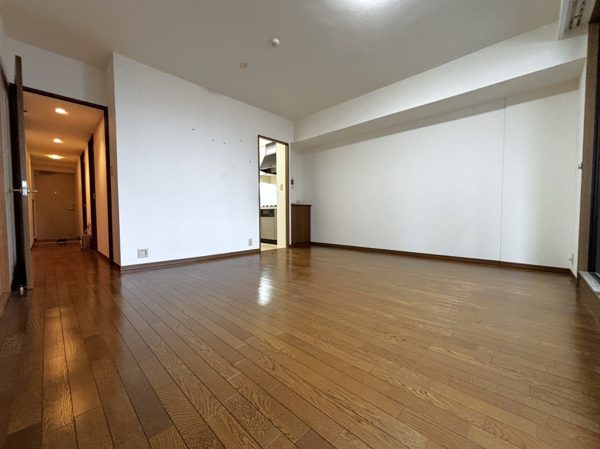 【LD/約11.4帖】南西向きバルコニーに面し、陽当り良好。暖かな陽光が差し込む空間で、ご家族団らんのひとときをゆったりと過ごせます。