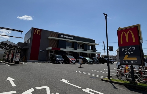 【マクドナルド鶴巻温泉店】　徒歩約7分　約500m