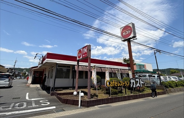 【ガスト　鶴巻温泉店】　徒歩約9分　約650m