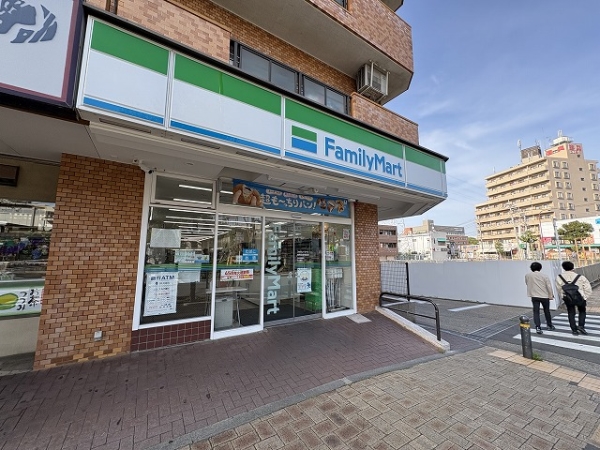 【ファミリーマート鶴巻温泉店】　徒歩約1分　約5m