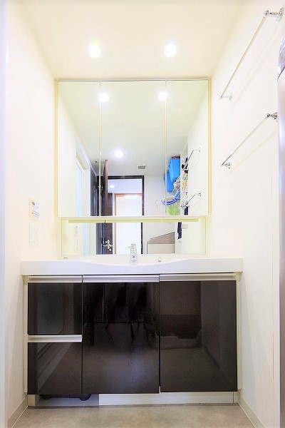 ●三面鏡の洗面化粧台