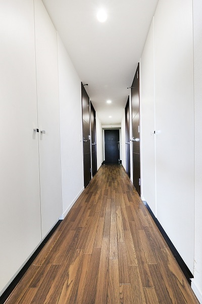 ●壁面収納のある廊下