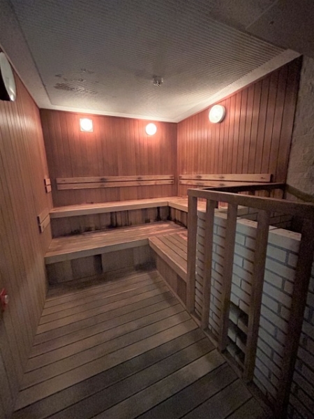 ●共用部サウナ　温水バスやシャワールームもあります。