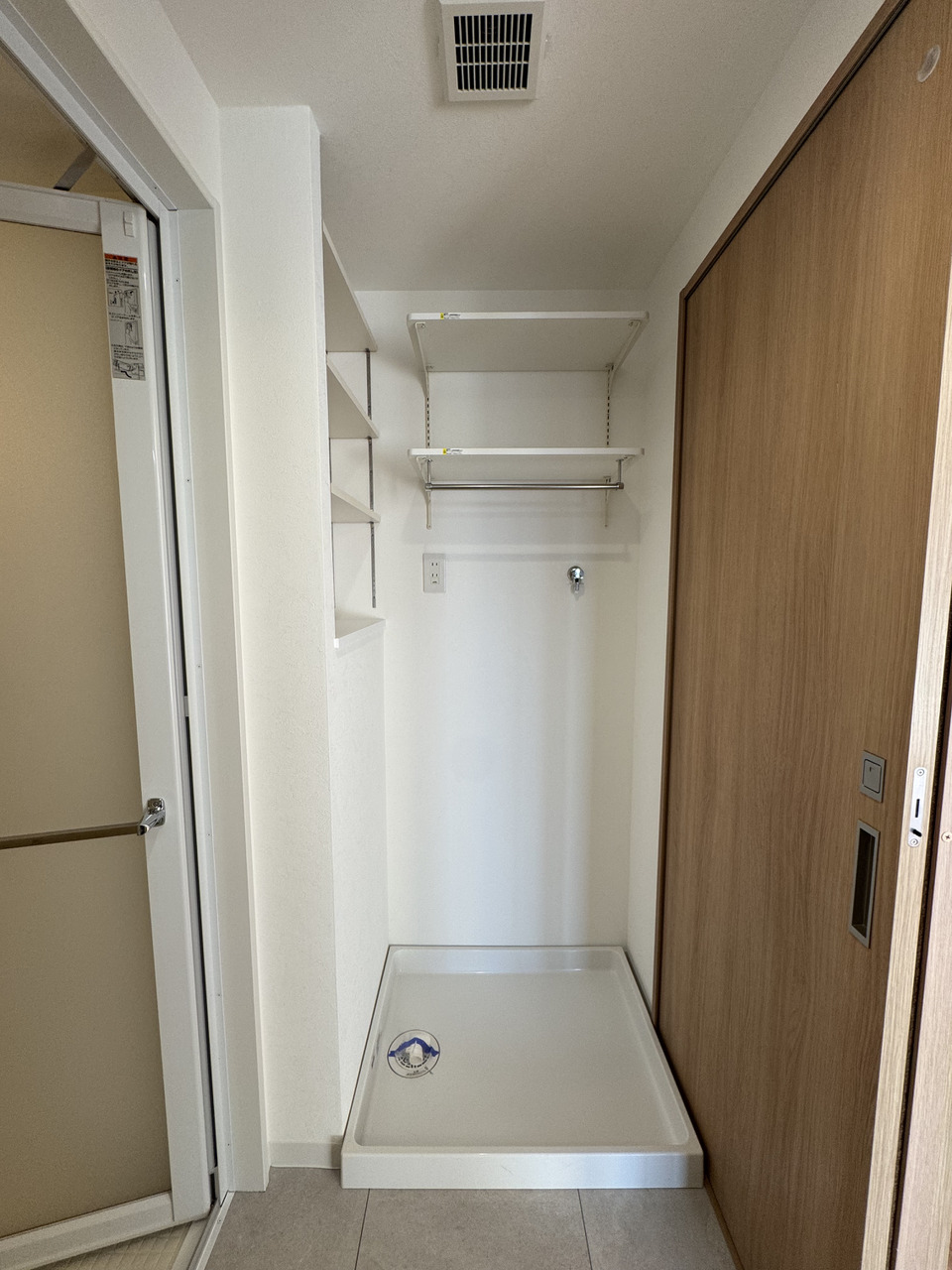 【洗面室】洗濯パンが設置されています。上部に棚があり、リネン類などを収納可能です。