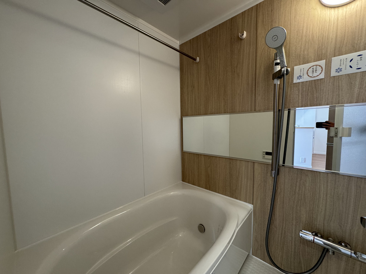 【浴室】ワイドミラーが設置された浴室。1317サイズの浴槽で、ゆっくりと一日の疲れを癒していただけます。浴室換気乾燥機が搭載され、天候や時間帯に関わらず洗濯物を干すことができます。