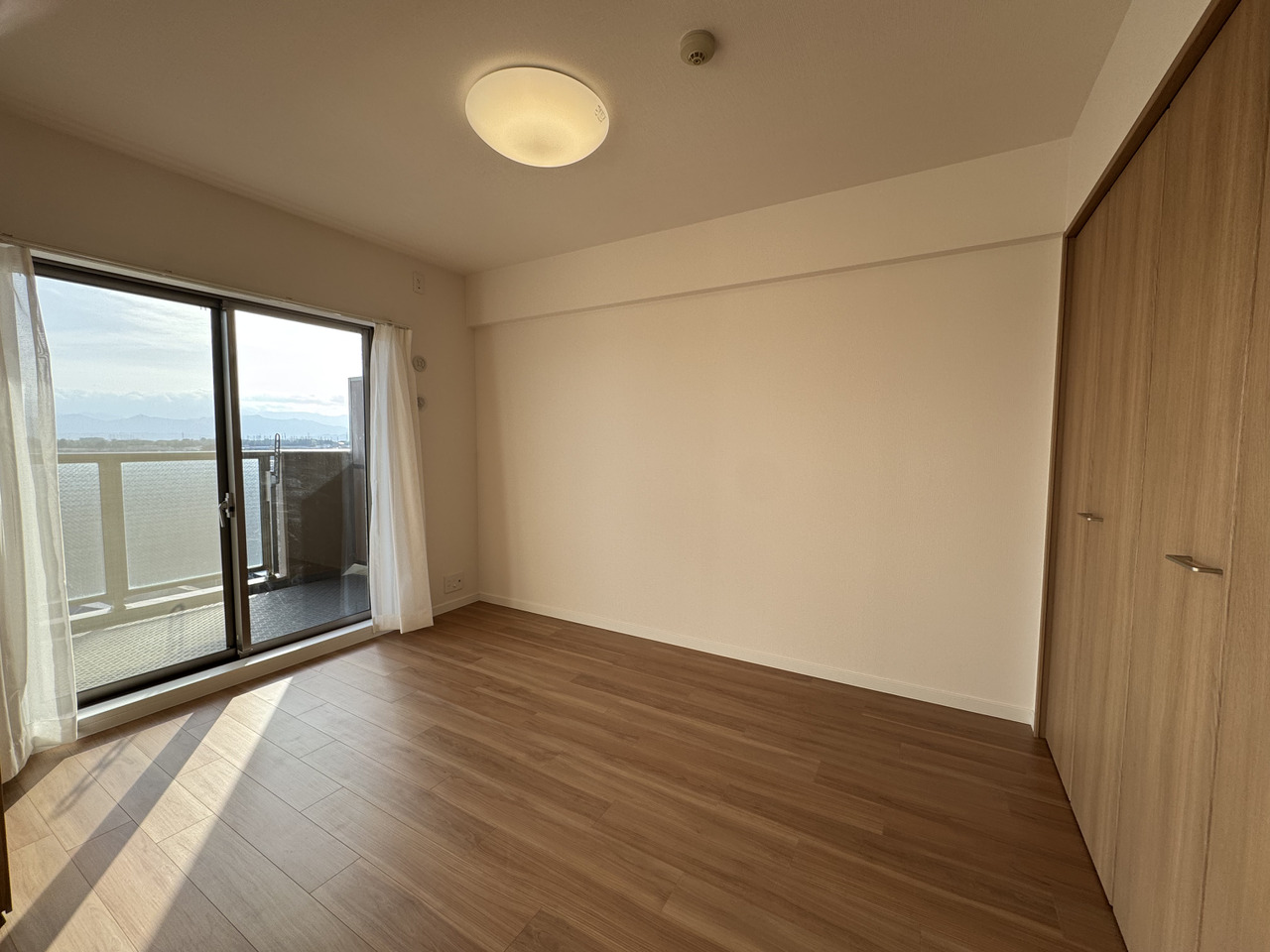 【洋室/約6.0帖】南西側がバルコニーに面しており、掃き出し窓より出入りいただけます。家事や仕事の合間に、気軽に外気に触れてリフレッシュできそうです。