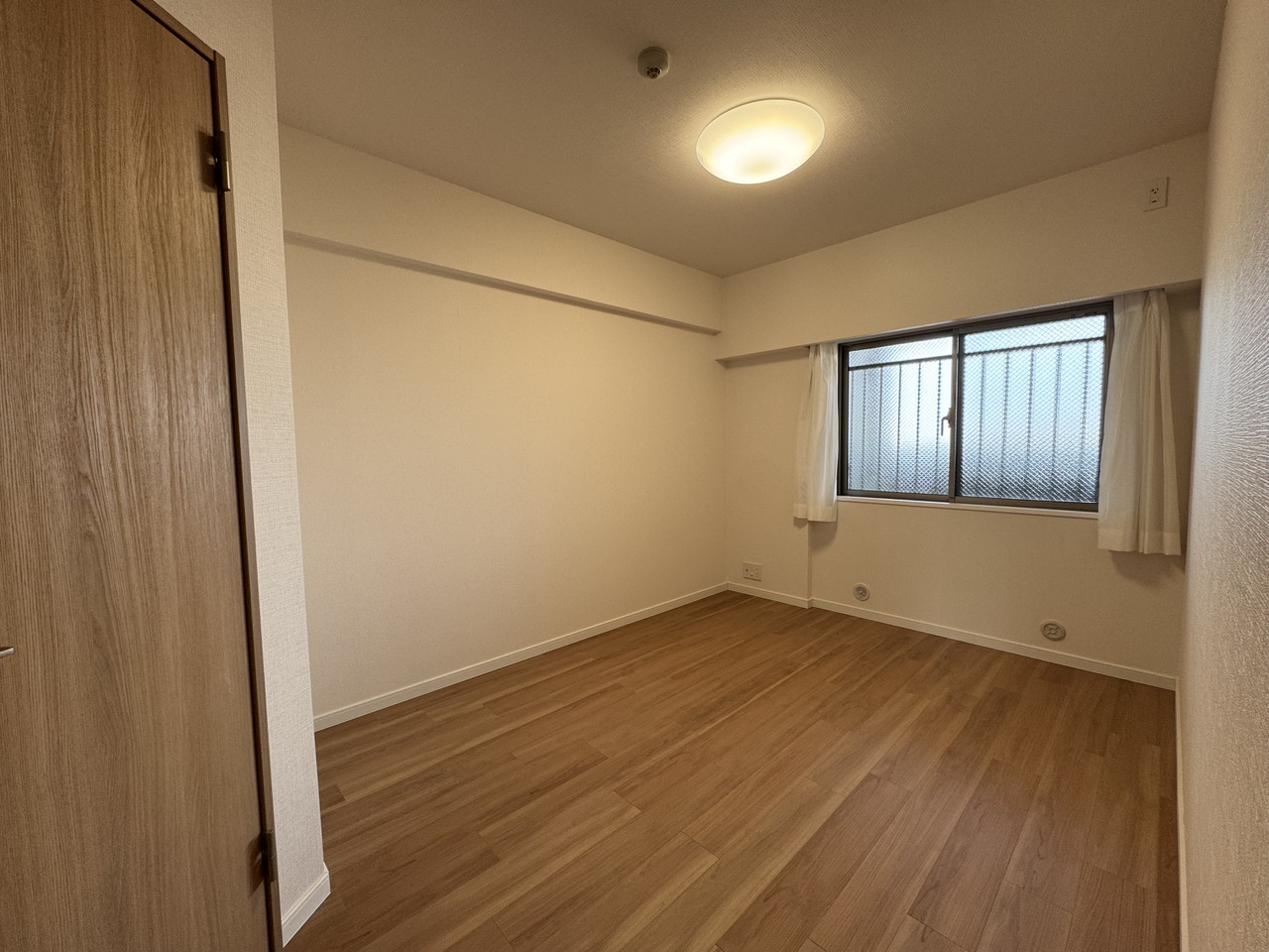 【洋室/約6.0帖(北側)】腰高窓のため壁面が多く、ベッドや机などの家具を配置しやすいです。大容量のWICが備わっています。