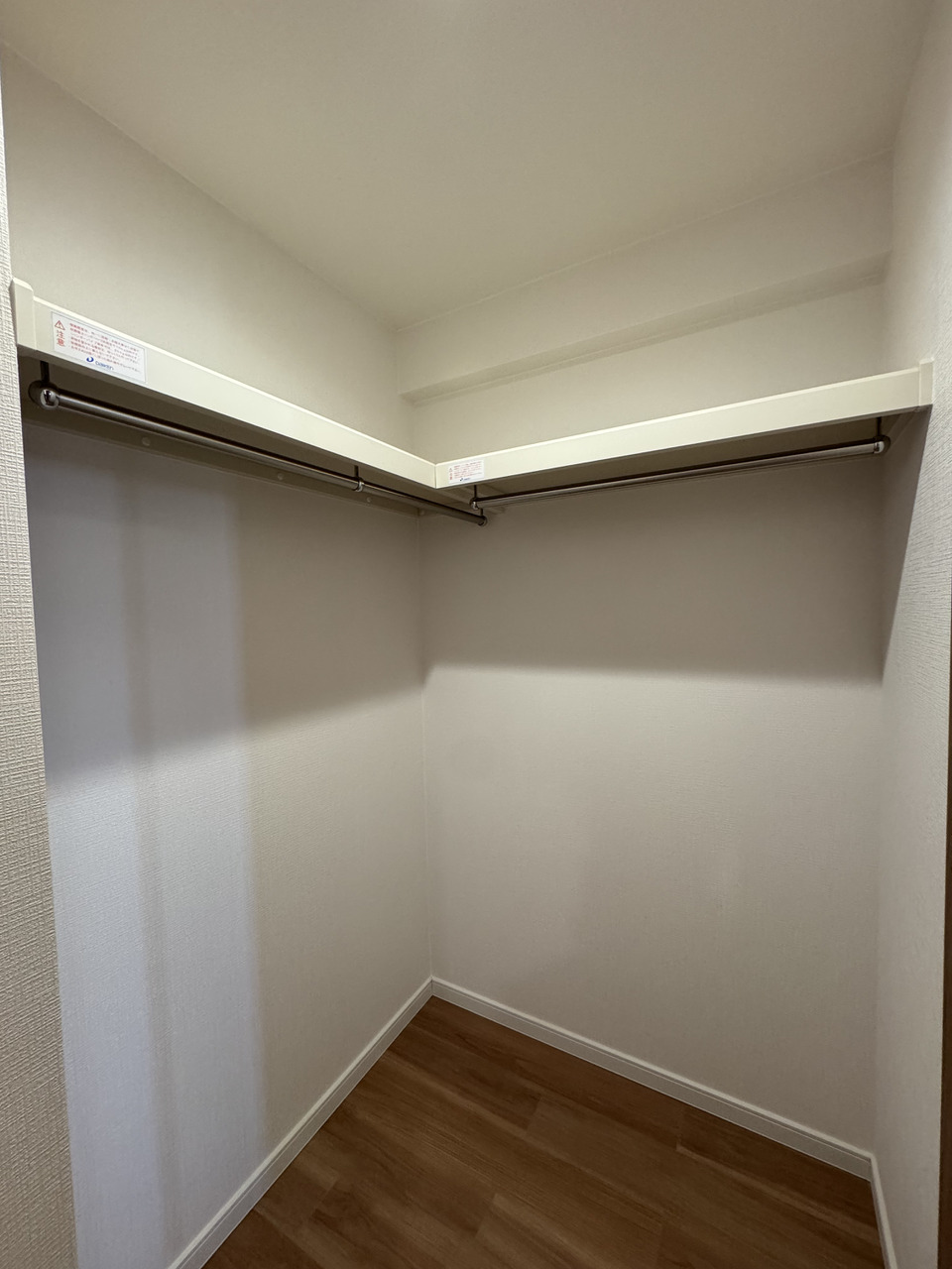 【WIC】枕棚・ハンガーパイプ付きで、衣類や小物などを整頓できます。スーツケースや寝具などの大きな荷物も収納可能です。