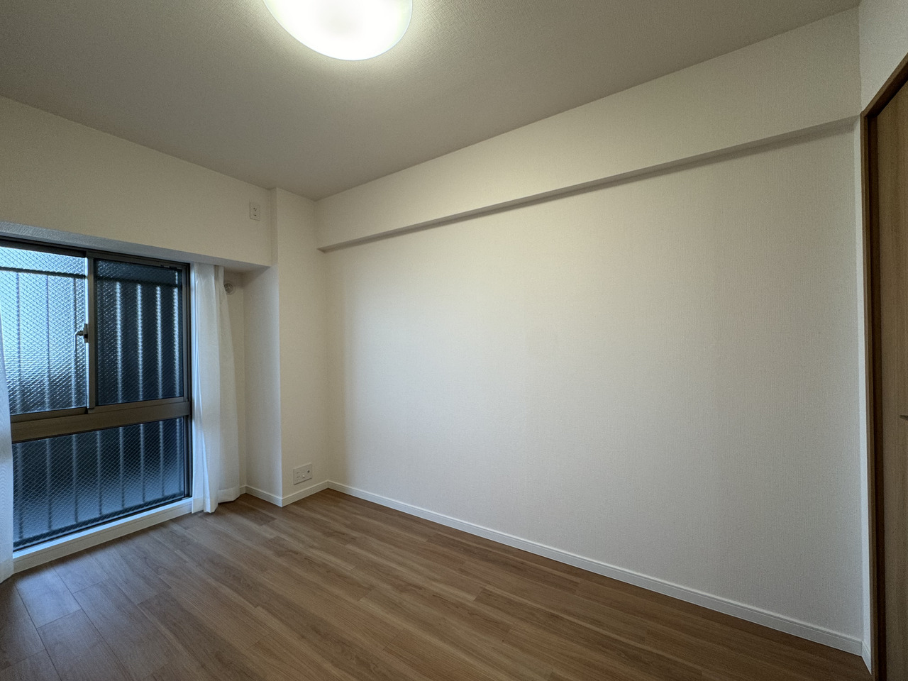 【洋室/約5.5帖】独立性が高く、子供部屋や在宅ワークスペースなどにもご活用いただけます。開口部は北東側です。