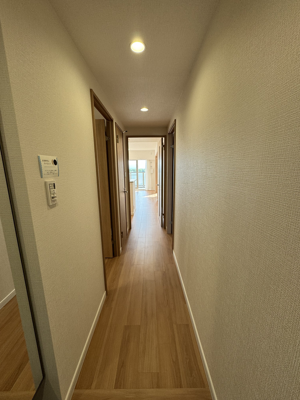 【廊下】玄関近くにトイレが配置されており、お出掛けの際や帰宅後すぐの利用に便利です。