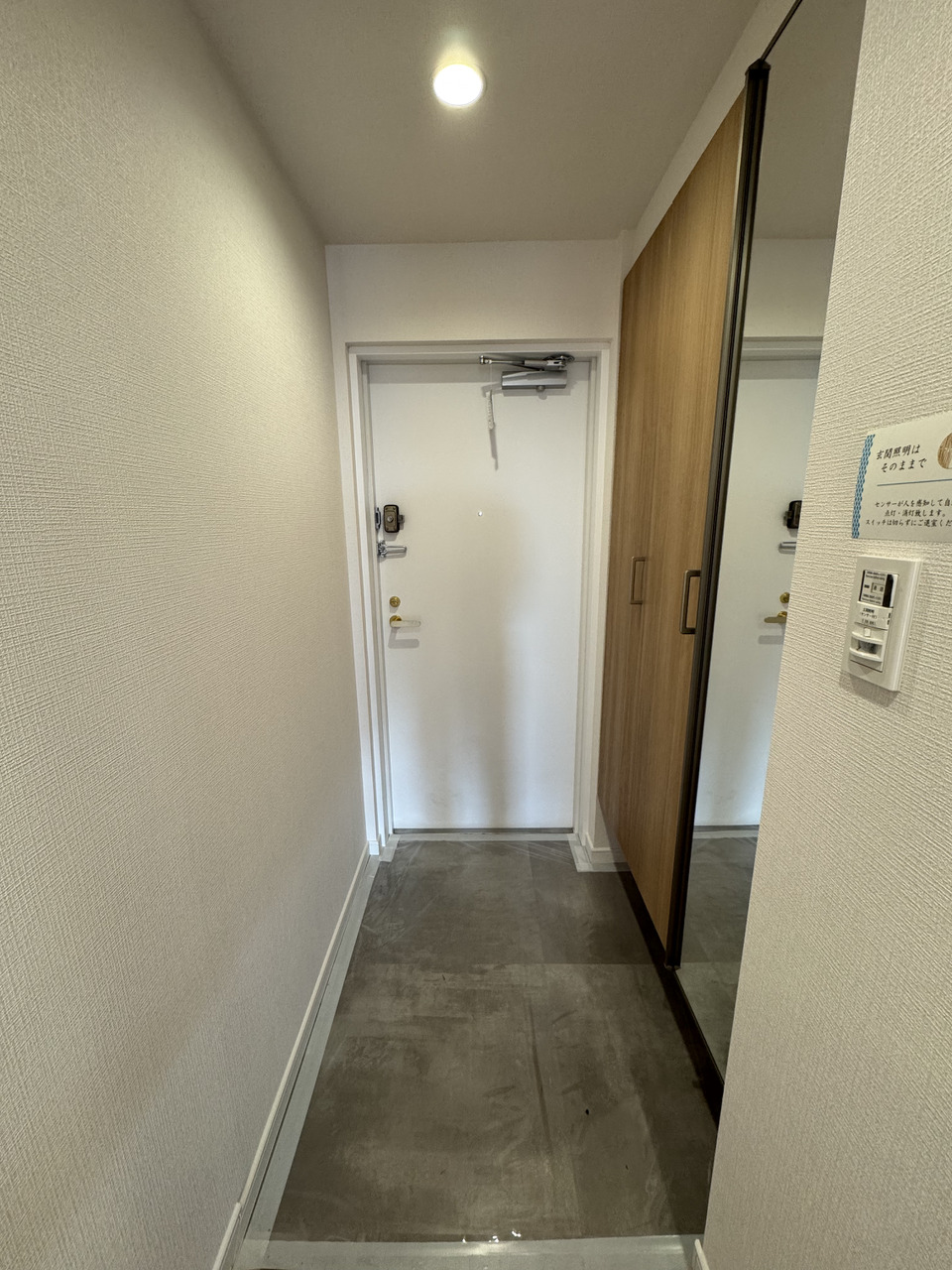 【玄関】フロートタイプのシューズボックスが設置されています。姿見付きで、お出かけ前の身だしなみチェックにも役立ちそうです。