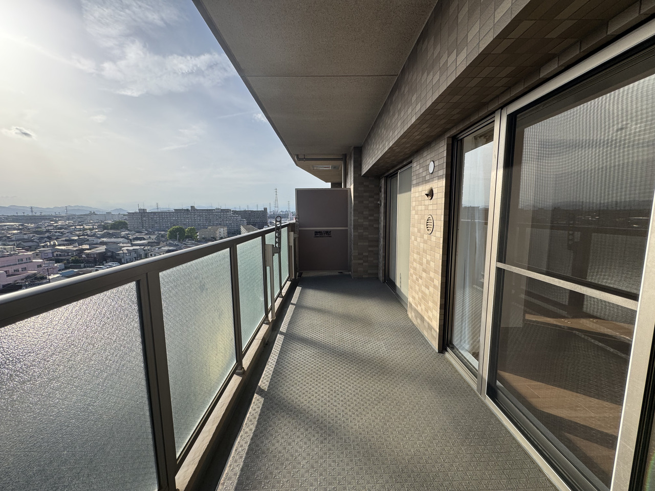 【バルコニー】南西側に設けられています。たっぷりの陽光と心地よい風が舞い込み、洗濯物も良く乾きそうです。