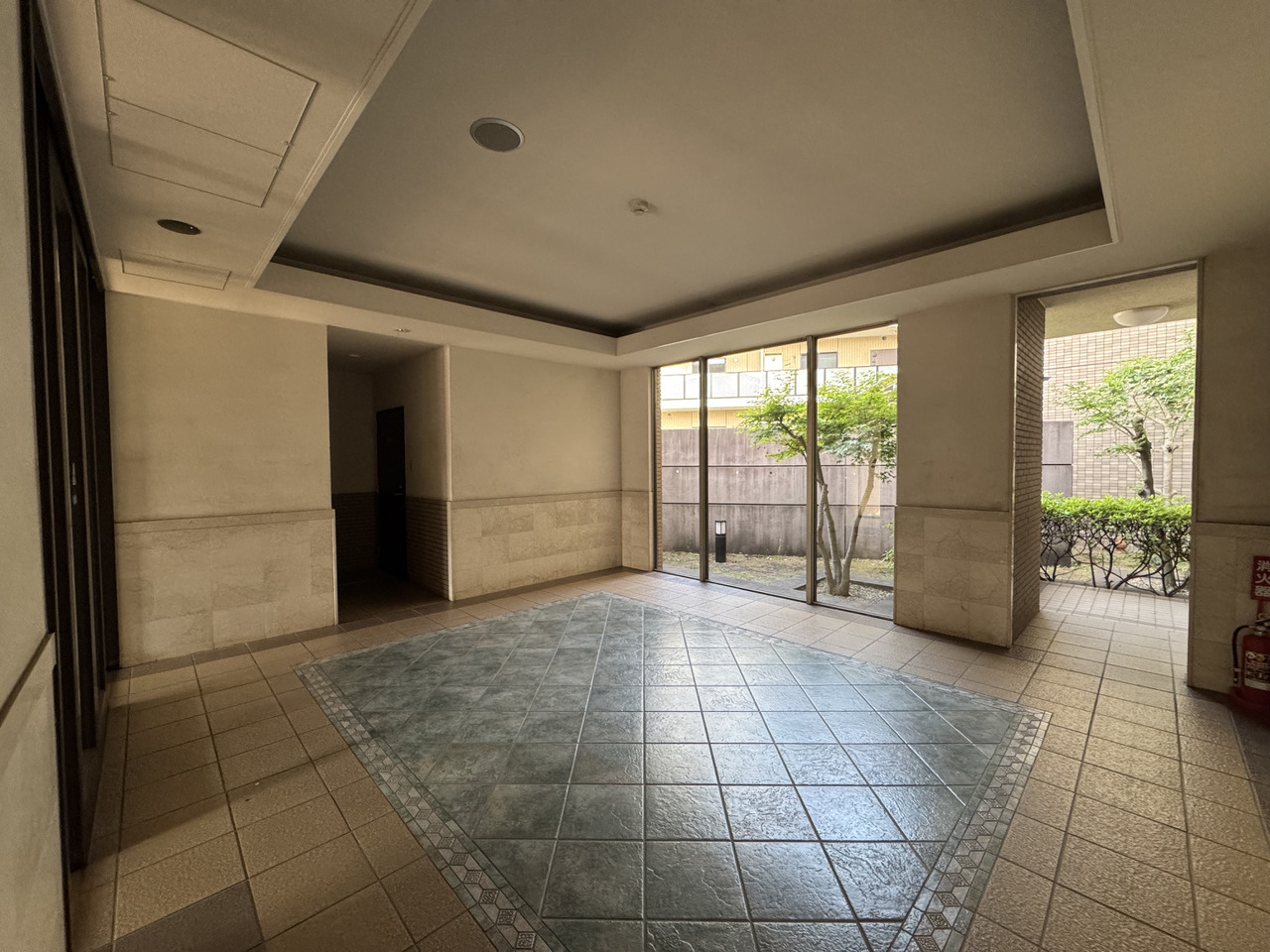 【ロビー】開放感のあるロビースペース。総戸数40戸。株式会社長谷工コミュニティにより巡回管理されています。