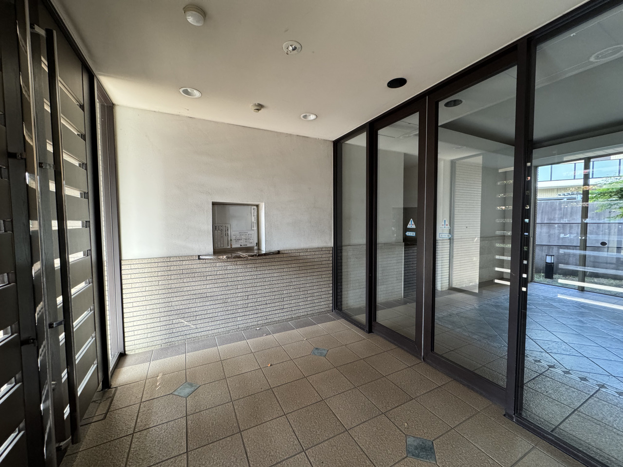 【エントランス】残代金精算後、即日お引き渡し可能です。ぜひ一度現地をご内覧ください！