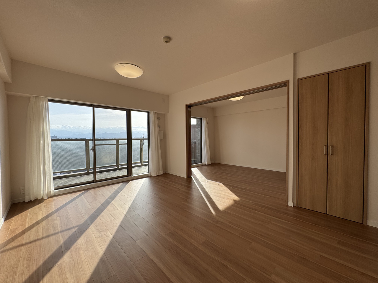 【LDK/約14.6帖】南西側の掃き出し窓からたっぷりと陽光が入る明るい空間。ゆっくりとご家族団欒の時間をお過ごしいただけます。