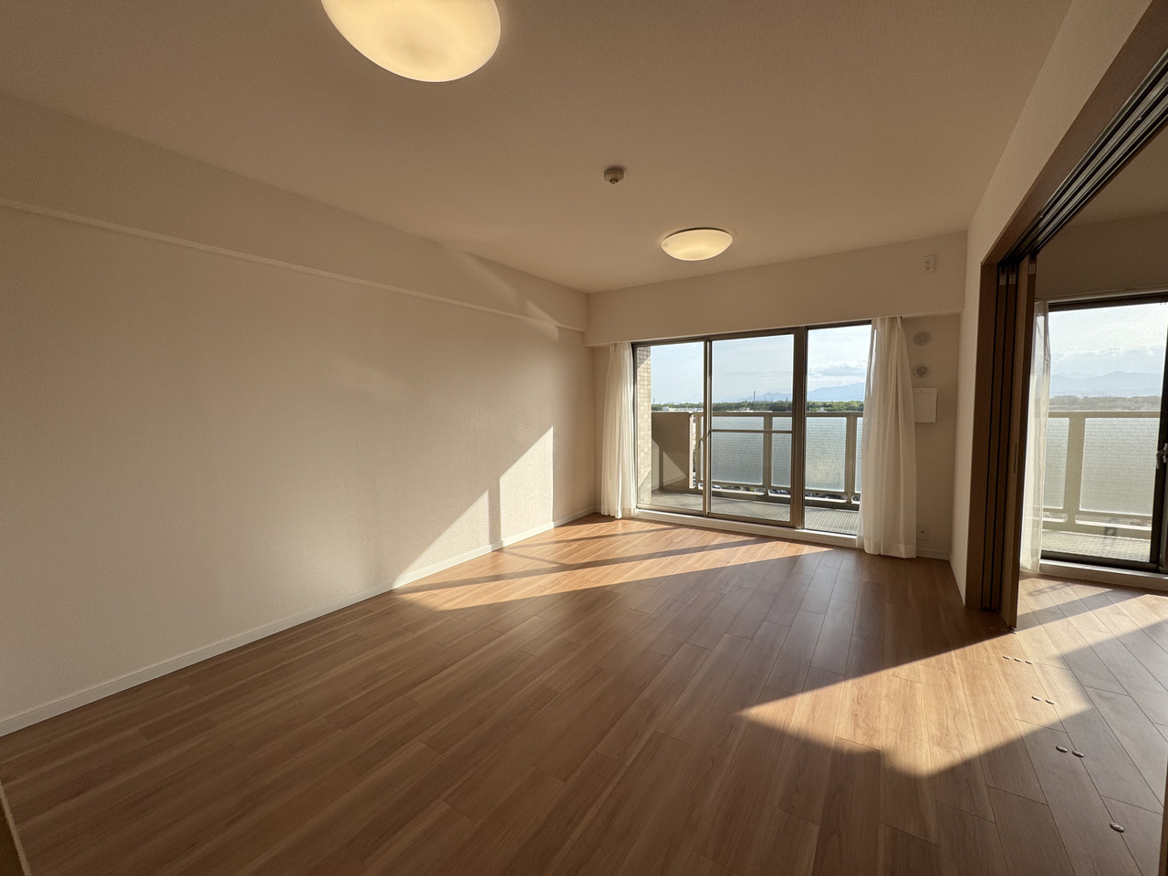 【LDK/約14.6帖】約6.0帖洋室が隣接しており、引き戸を開放することで一体利用が可能です。ライフスタイルに合わせて多用途にご活用いただけます。