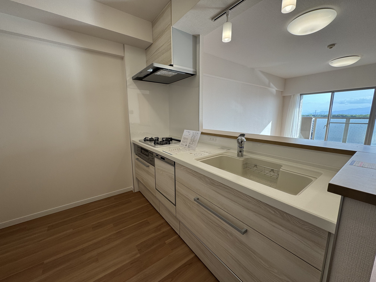 【キッチン】グリル付き三口ガスコンロ仕様、食器洗乾燥機・浄水器搭載のシステムキッチン。家事の負担軽減に役立つ設備が備わっています。