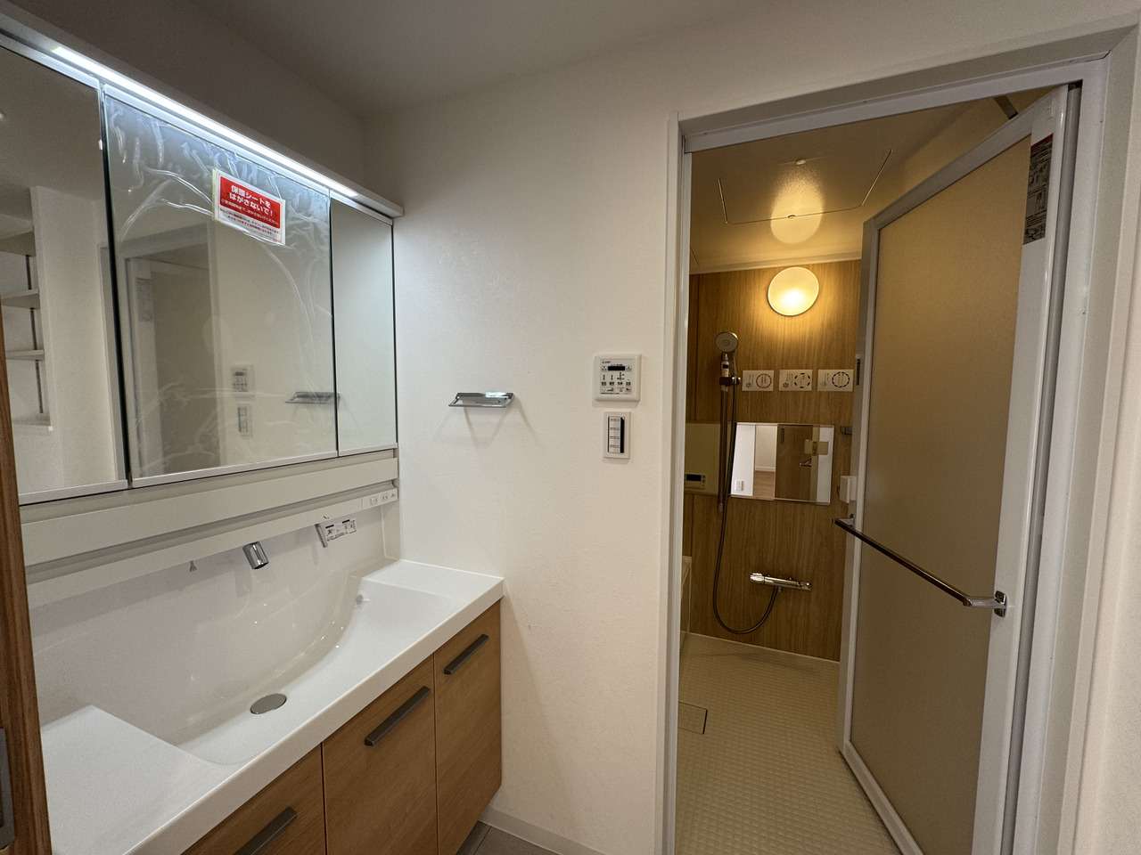 【洗面室】3面鏡付きの洗面化粧台が備わっています。鏡裏・ボウル下に収納スペースがあり、洗面用具・洗剤類などをスッキリと収納していただけます。